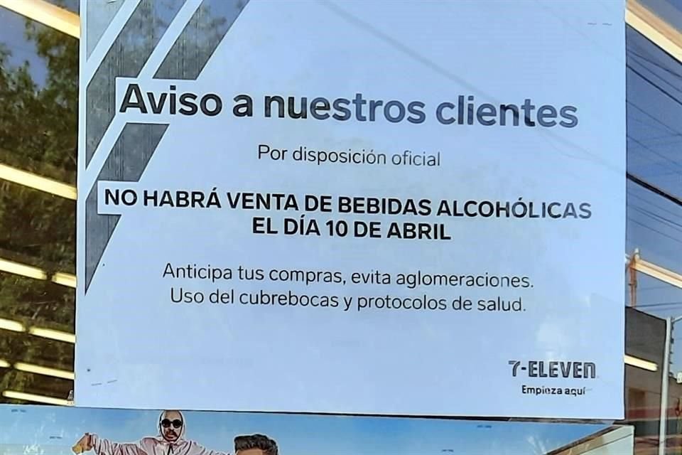 Algunas tiendas colocaron anuncios para alertar sobre la medida.