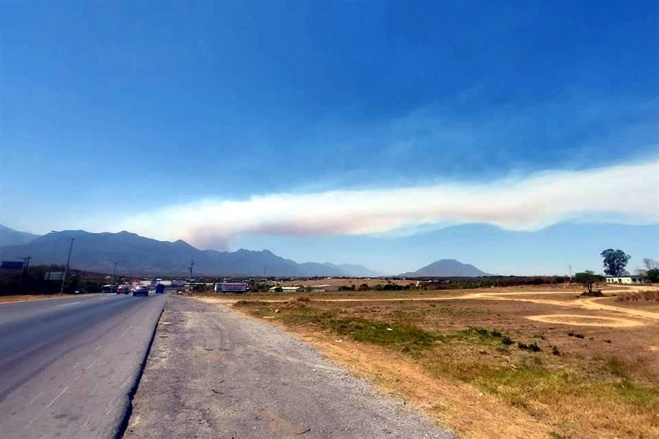 La densa columna de humo que se desprende del siniestro es visible desde varios puntos de la ciudad e incluso se aprecia desde el centro y la zona norte de Monterrey.