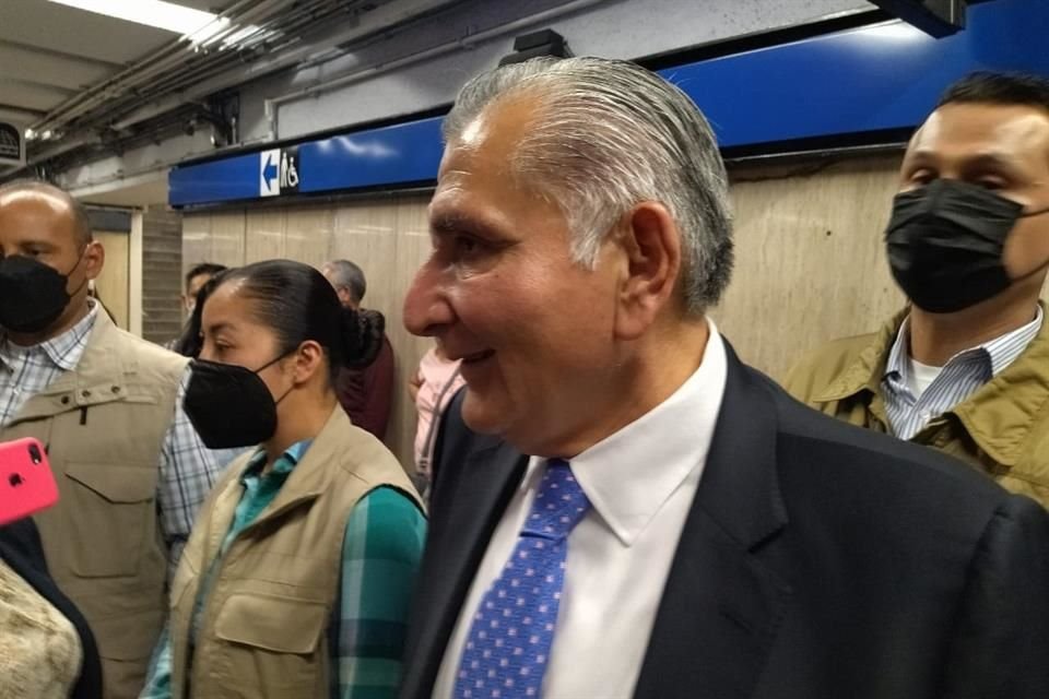 Adán Augusto López, Secretario de Gobernación, en el Metro.