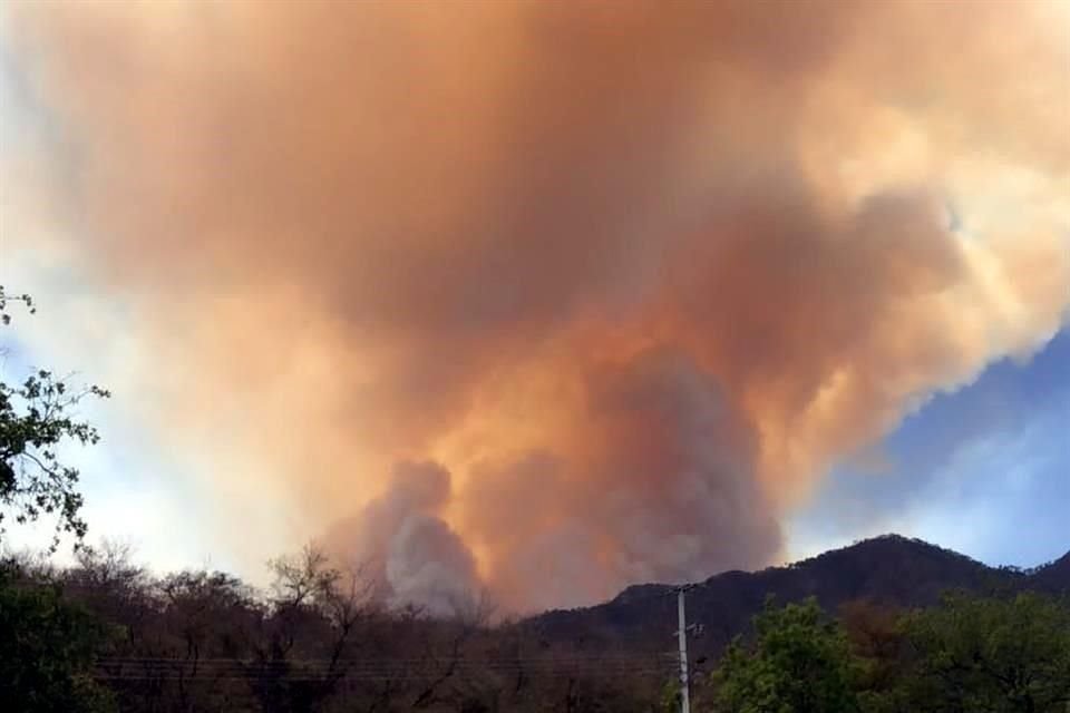Debido a fuertes ráfagas de viento, el fuego en la sierra de Santiago ha salido de control por el momento.