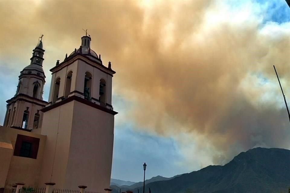 Debido a fuertes ráfagas de viento, el fuego en la sierra de Santiago ha salido de control por el momento.