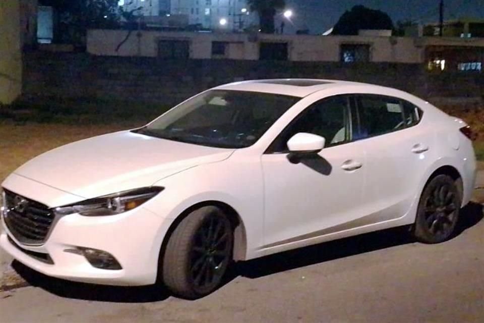 Una fuente policial informó que el auto Mazda 3 blanco, modelo 2017, fue hallado en el cruce de Jazmín y Palacio de Justicia, al lado norte del Parque Libertad.