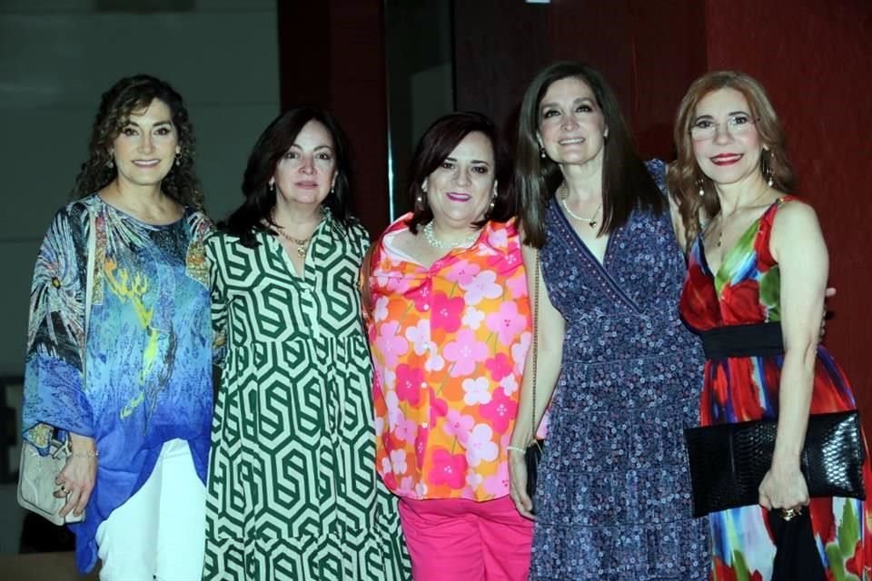 Carmen Saldaña, Lourdes Ayala, Adela Vega, Misa Chapa y Nata Guerrero