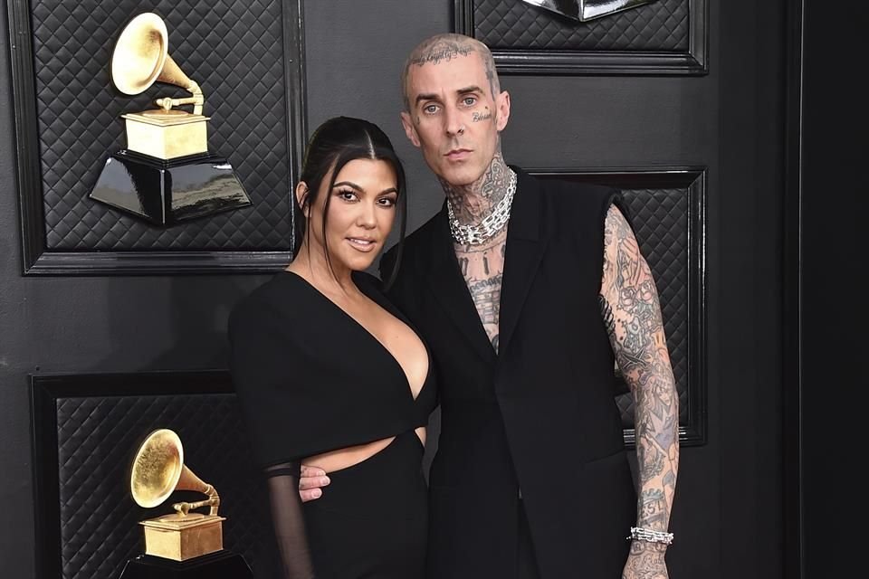 Kourtney Kardashian confirmó en Instagram que su boda en Las Vegas fue solo por diversión y que no está legalmente casada con Travis Barker.