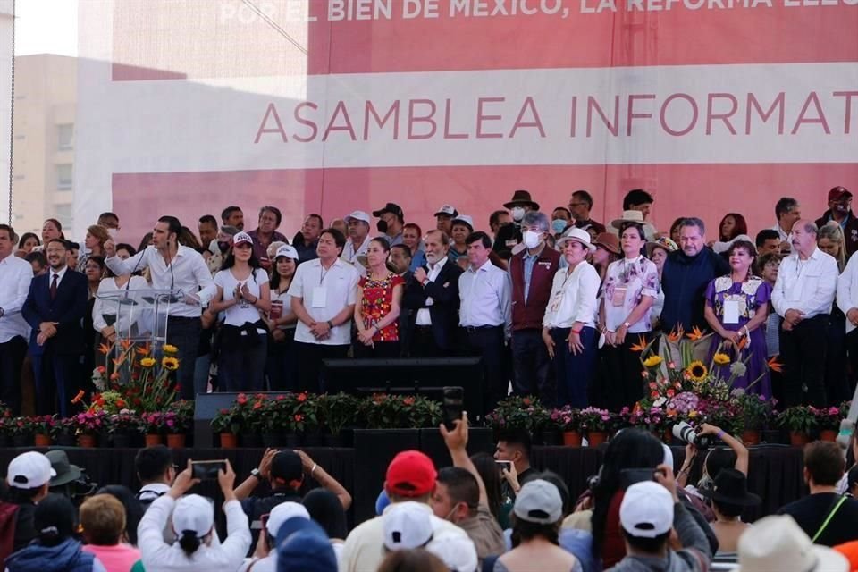 Previo a consulta de revocación, Morena convocó a un mitin en Monumento a la Revolución para apoyar reforma eléctrica al que acude Sheinbaum.