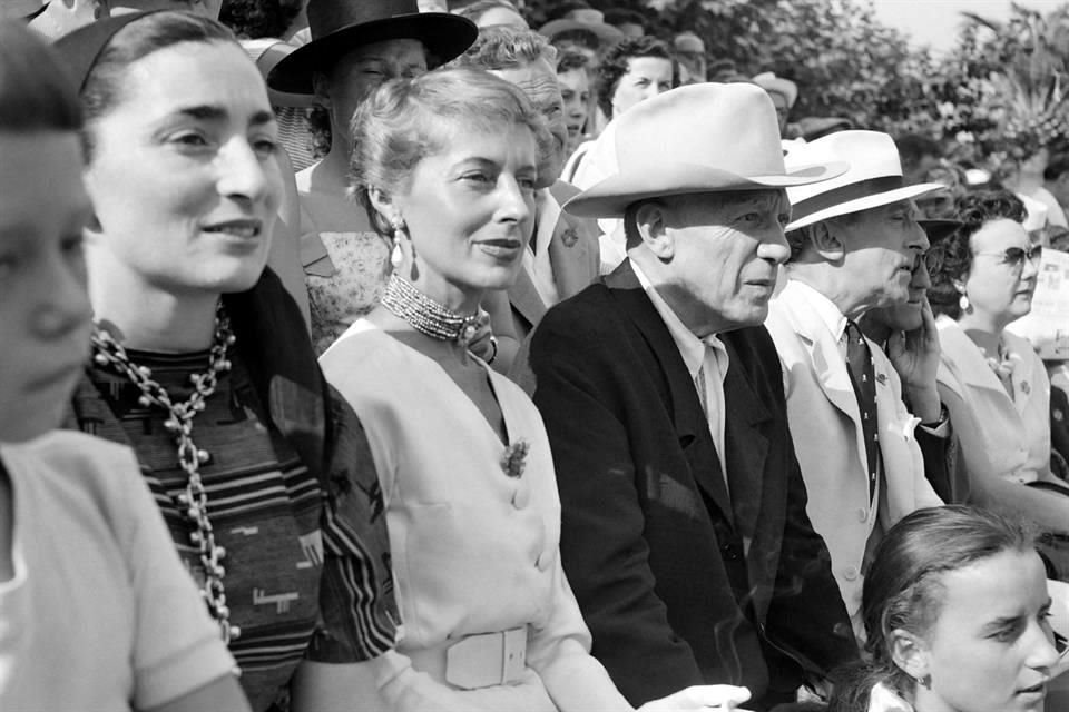 Pablo Picasso, la modelo Jacqueline Roque Hutin, la socialité francesa Francine Weisweller y el poeta Jean Cocteau en una plaza de toros en Vallauris.