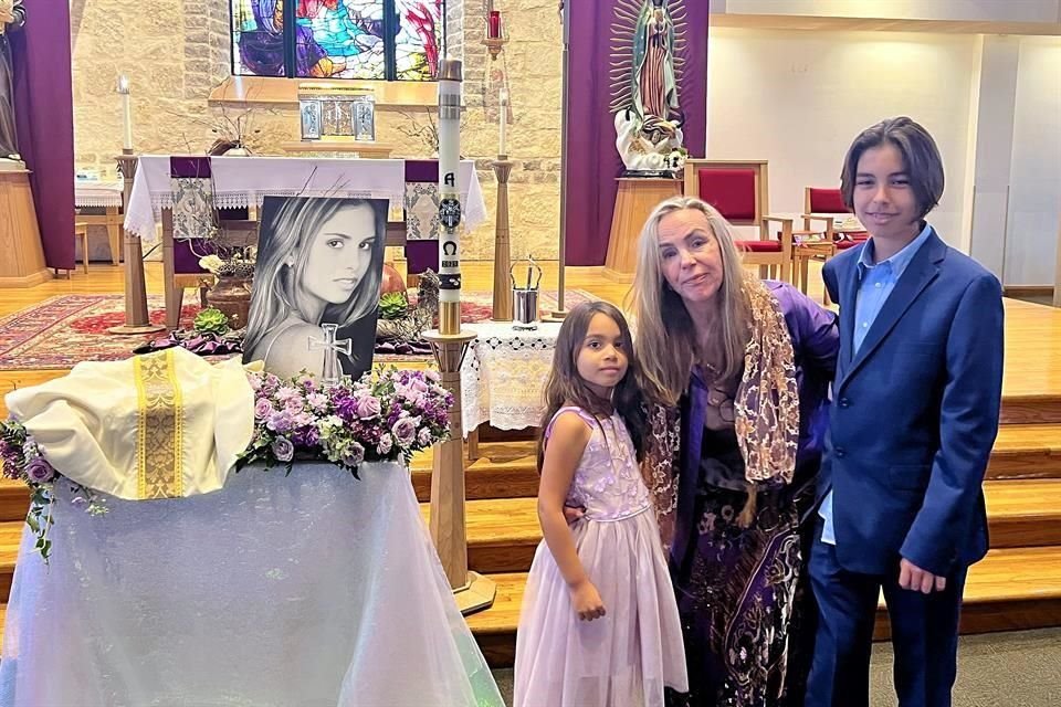 Francis Williams con sus nietos Emiliano y Victoria Calderón, hijos de Mariana