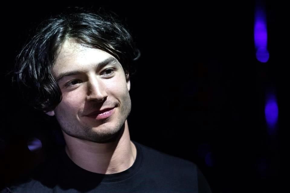 Ezra Miller fue acusado por los padres de una joven por supuestamente manipular y administrar drogas a su hija cuando era menor de edad.