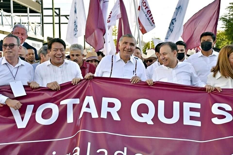 El fin de semana el Secretario de Gobernación voló en un avión del Ejército para promover la consulta en Coahuila, Guanajuato y Sonora (foto).