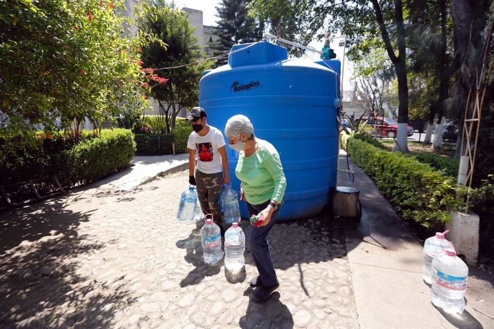 Según narran los vecinos, las reparaciones debieron tardar sólo tres semanas, pero les han dado largas.