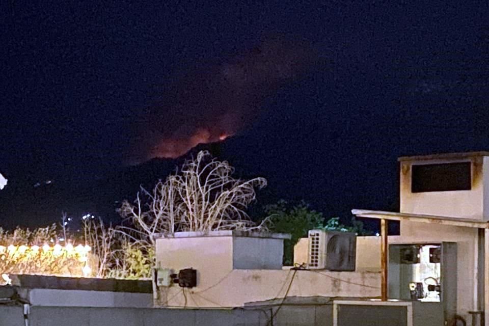 Anoche, el incendio era visible desde el Hotel Las Palomas, en Santiago.