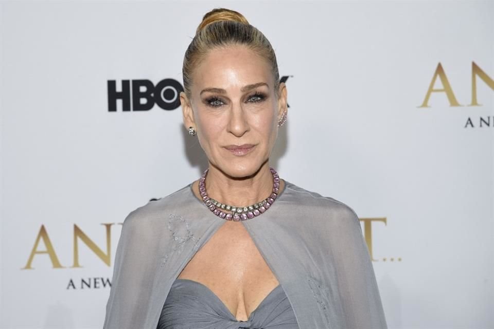 La actriz Sarah Jessica Parker dio positivo a Covid-19 y cancelan funciones de su show en Broadway 'Plaza Suite'.