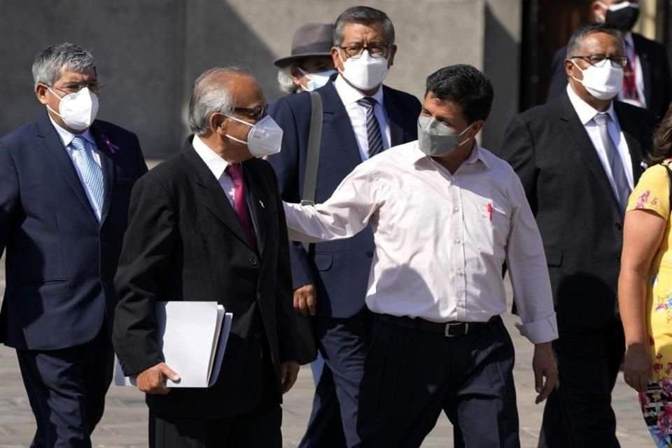 A la derecha, el presidente de Perú, Pedro Castillo, camina junto con su Primer Ministro Aníbal Torres.