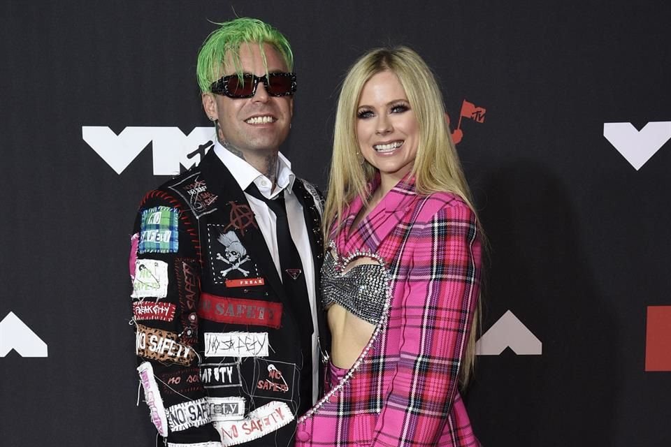 Con la Torre Eiffel de escenario, los cantantes Avril Lavigne y Mod Sun se comprometieron.