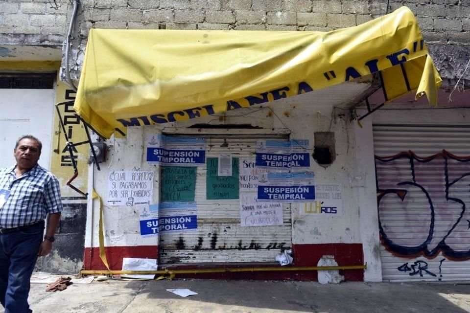 Los dueños de uno de estos locales fueron acusados la semana pasada por grabar a alumnas del plantel cuando utilizaban el sanitario del lugar.