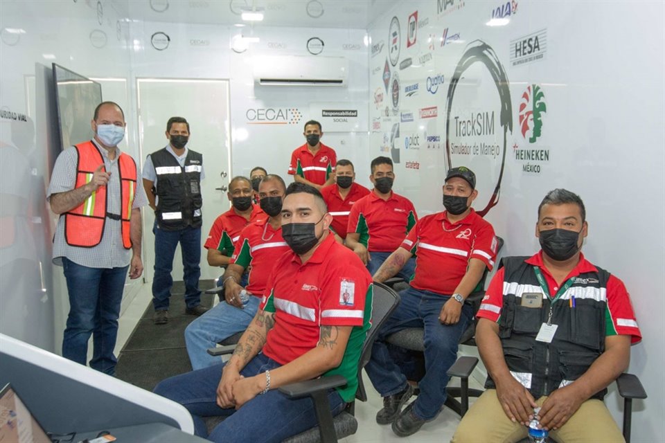 Operadores de Almex han estado tomando una capacitación de seguridad vial en la unidad móvil de TrackSIM.