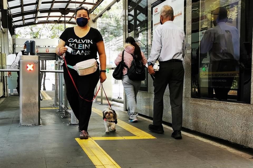Miroslava Cisne requiere de un perro de asistencia para paliar los ataques de pánico y ansiedad que la abordan por la discapacidad psicosocial con la que vive.