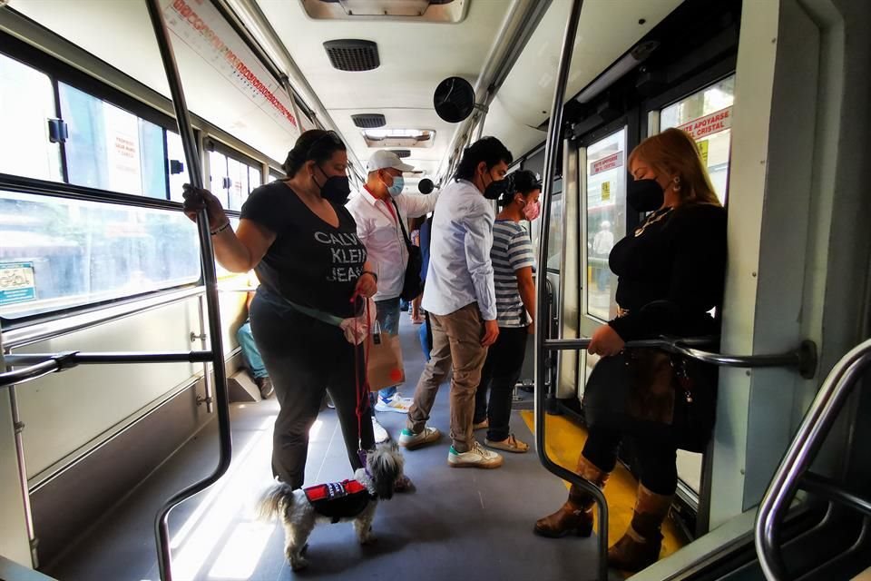 Al menos en dos de cuatro estaciones del Metrobús personal recriminó a Miroslava Cisne por el ingreso de 'Hailey'.