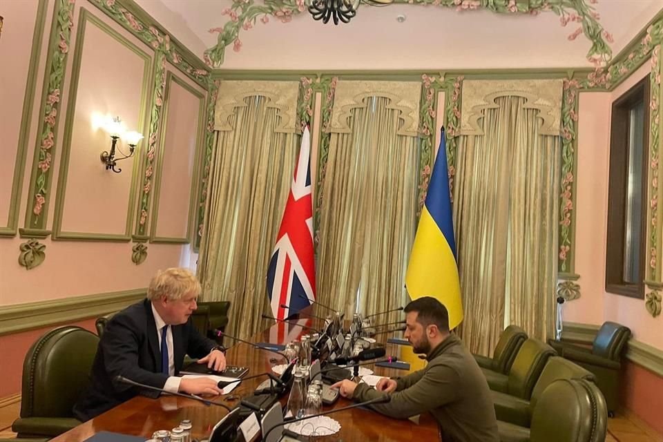 El Primer Ministro Británico, Boris Johnson cara a cara con el Presidente de Ucrania, Volodymyr Zelensky en Kiev.