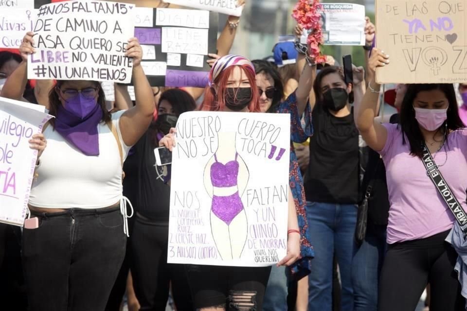 Mujeres protestan, en el Centro, por las desapariciones de mujeres en NL.