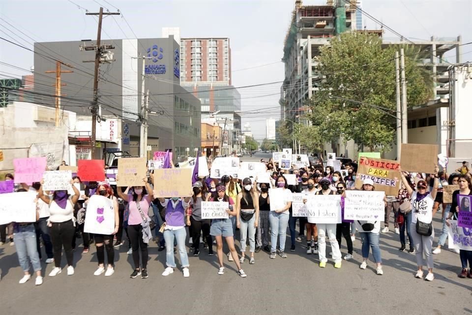 Mujeres protestan, en el Centro, por las desapariciones de mujeres en NL.