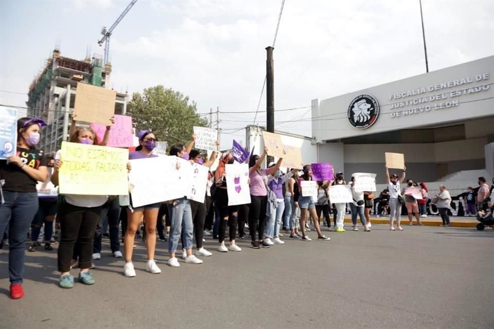 Mujeres protestan, en el Centro, por las desapariciones de mujeres en NL.