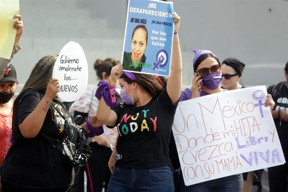 Mujeres protestan, en el Centro, por las desapariciones de mujeres en NL.