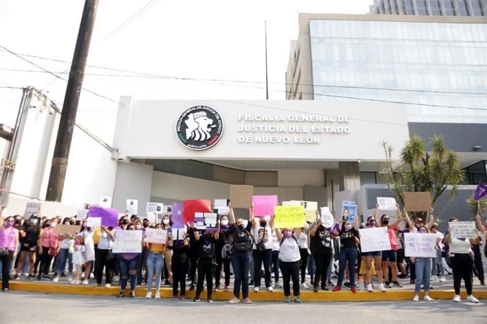 Mujeres protestan, en el Centro, por las desapariciones de mujeres en NL.