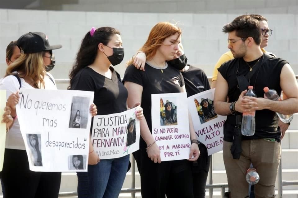 Mujeres protestan, en el Centro, por las desapariciones de mujeres en NL.