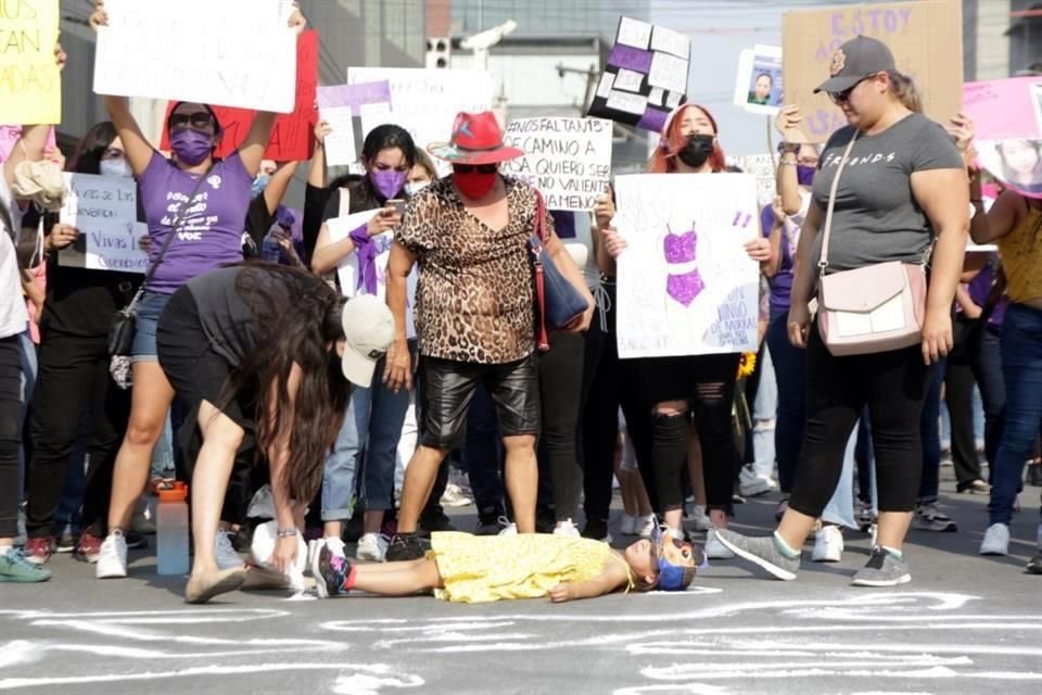 Mujeres protestan, en el Centro, por las desapariciones de mujeres en NL.