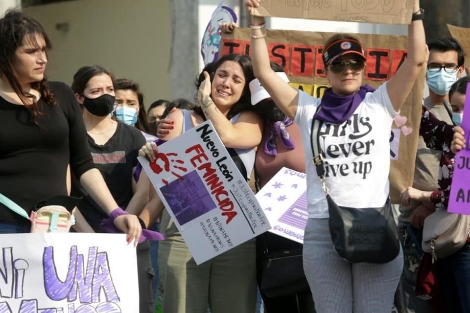 Mujeres protestan, en el Centro, por las desapariciones de mujeres en NL.