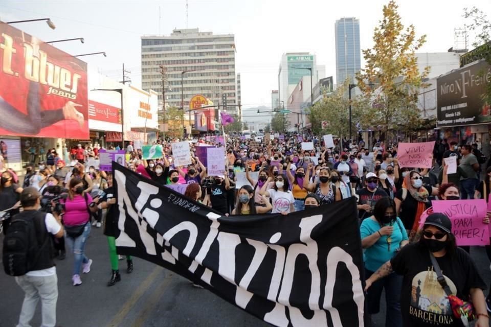 Mujeres protestan, en el Centro, por las desapariciones de mujeres en NL.