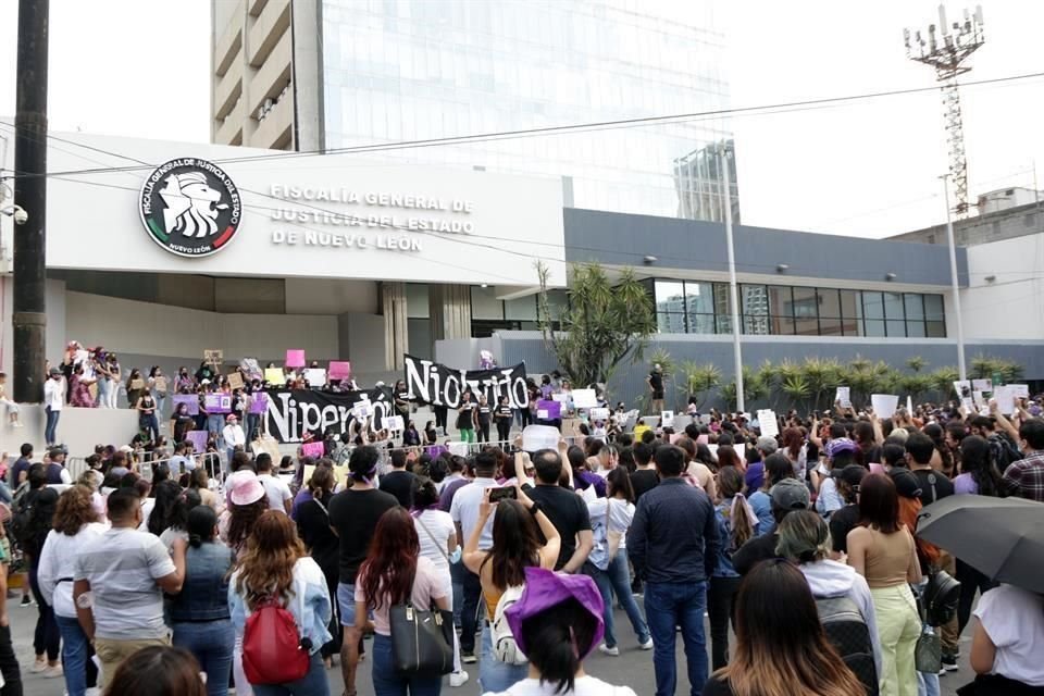 Mujeres protestan, en el Centro, por las desapariciones de mujeres en NL.