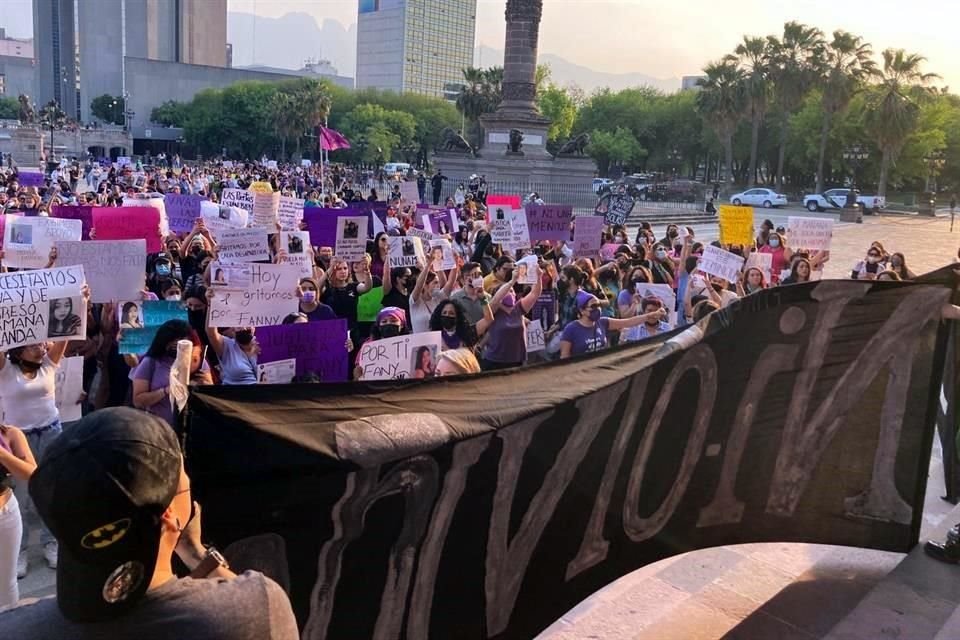 Mujeres protestan, en el Centro, por las desapariciones de mujeres en NL.