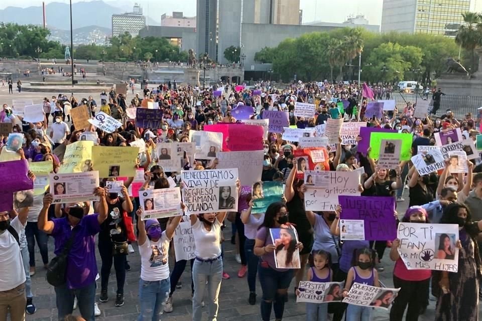 Mujeres protestan, en el Centro, por las desapariciones de mujeres en NL.