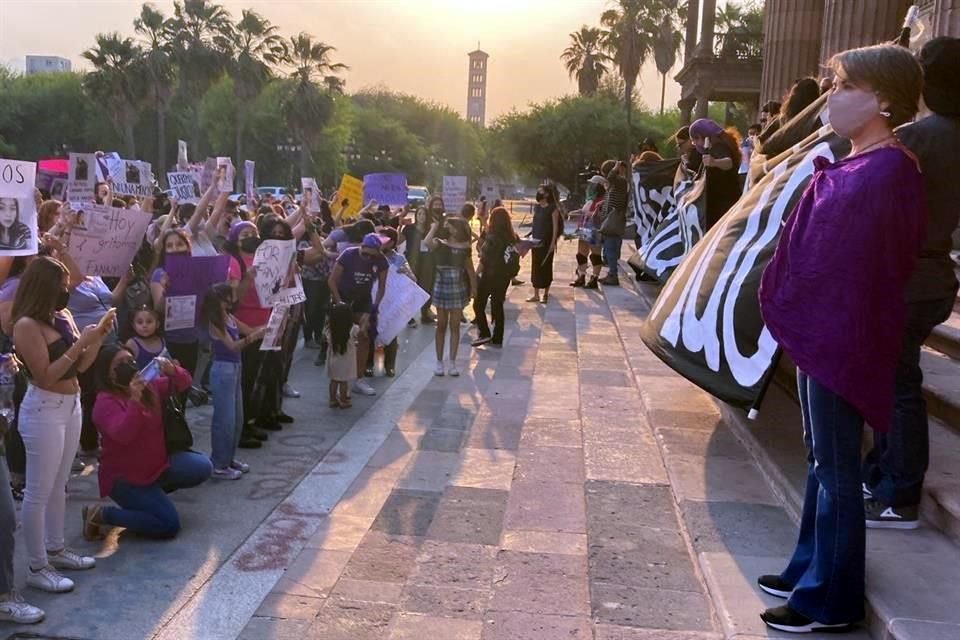 Mujeres protestan, en el Centro, por las desapariciones de mujeres en NL.