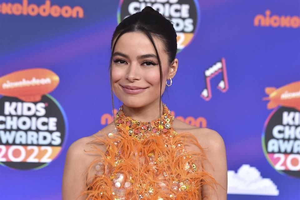 Miranda Cosgrove presumió un cautivador vestido naranja.