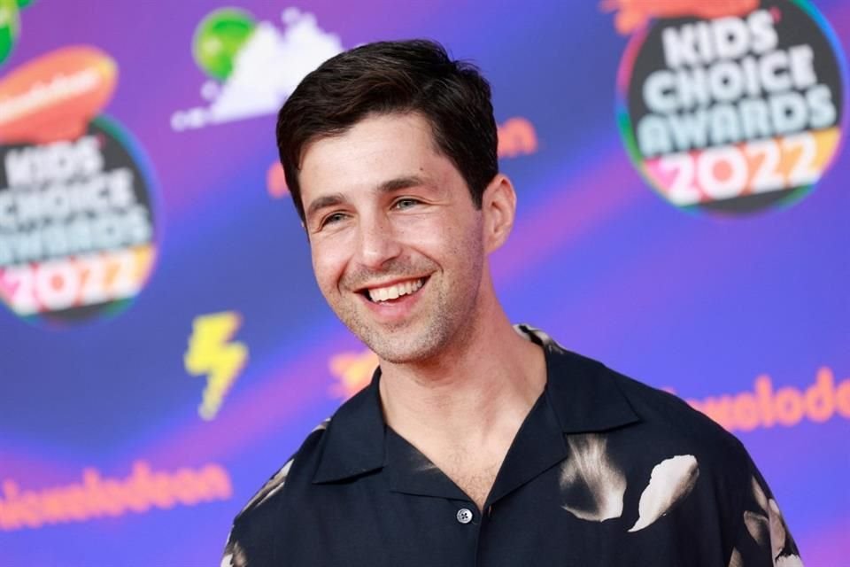 El actor de 'Drake y Josh', Josh Peck, se presentó con una camisa negra.