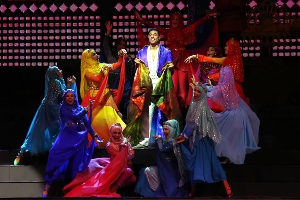 Es 'José El Soñador' toda una experiencia festiva, llena de luz, ritmo y color.