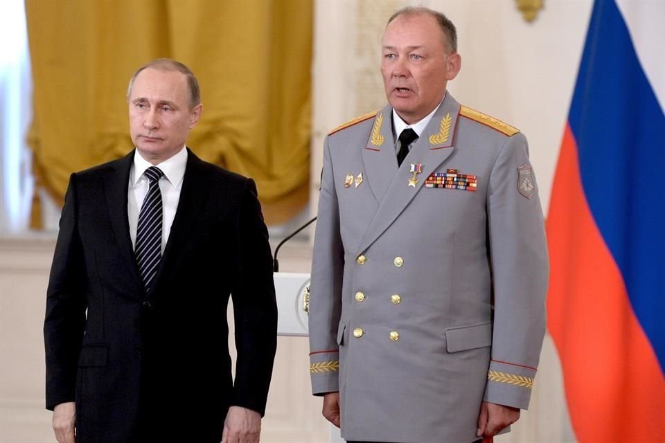 En el 2016, Vladimir Putin condecoró a Dvornikov con la medalla de Héroe de Rusia, uno de los máximos honores del país.