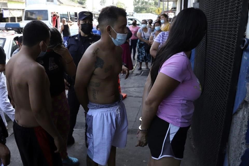 Personas arrestadas durante el estado de excepción son ingresadas a un penal en Ciudad Delgado, El Salvador.