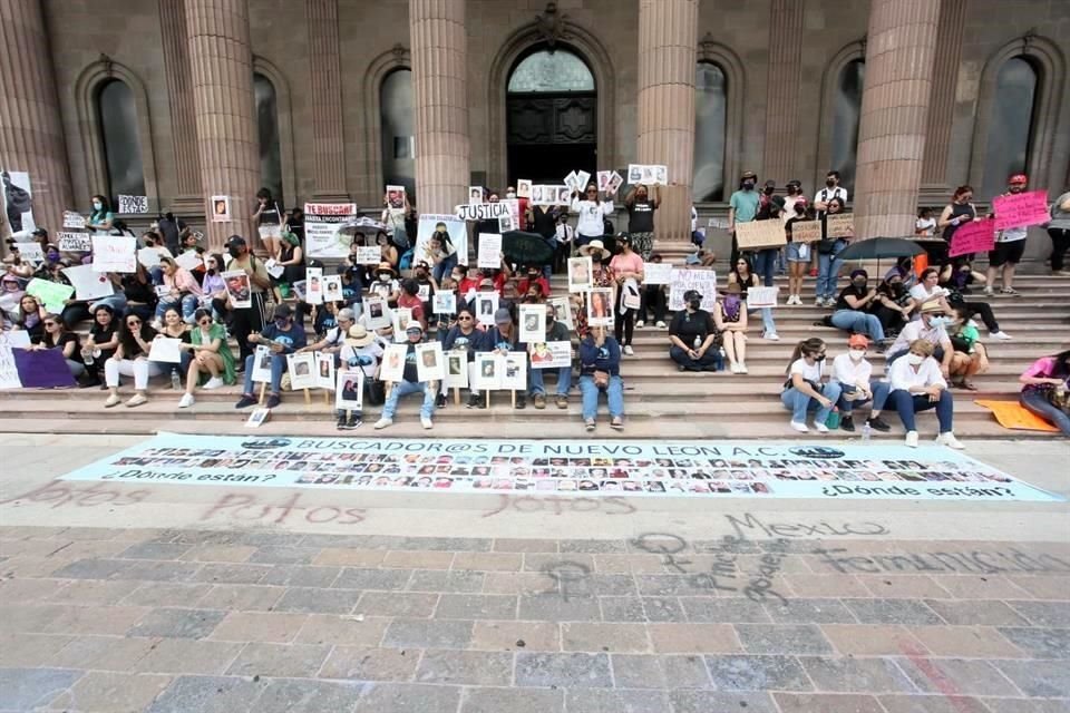 Por segundo día consecutivo, ciudadanos exigen justicia por desaparecidos en Nuevo León.