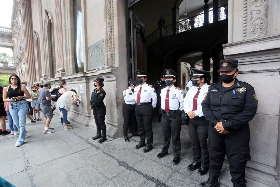 Por segundo día consecutivo, ciudadanos exigen justicia por desaparecidos en Nuevo León.