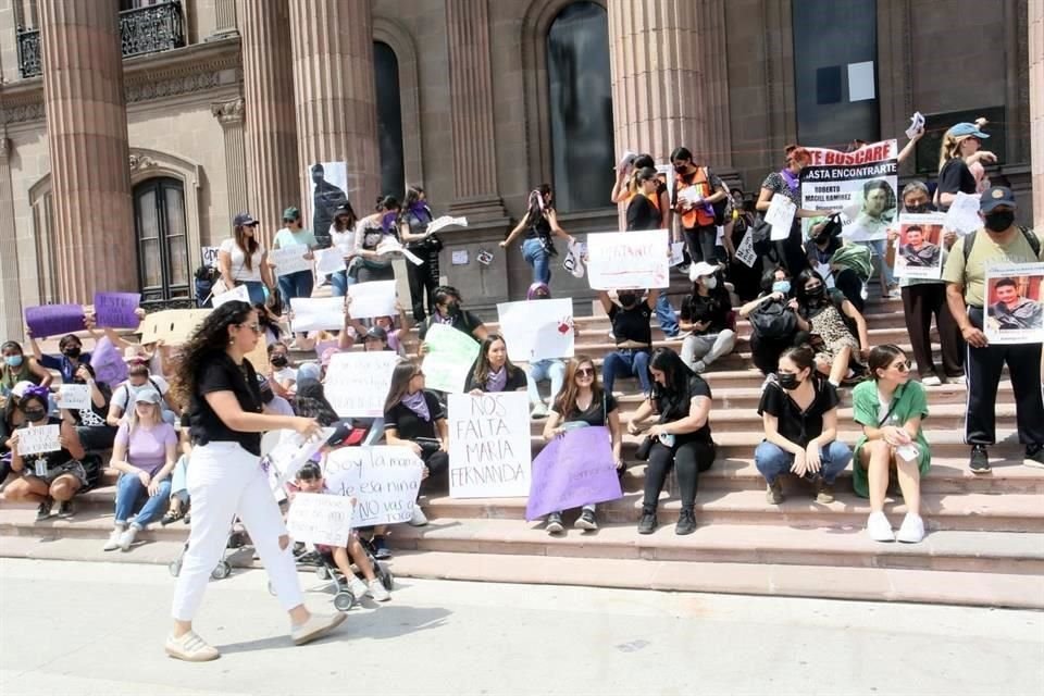 Por segundo día consecutivo, ciudadanos exigen justicia por desaparecidos en Nuevo León.