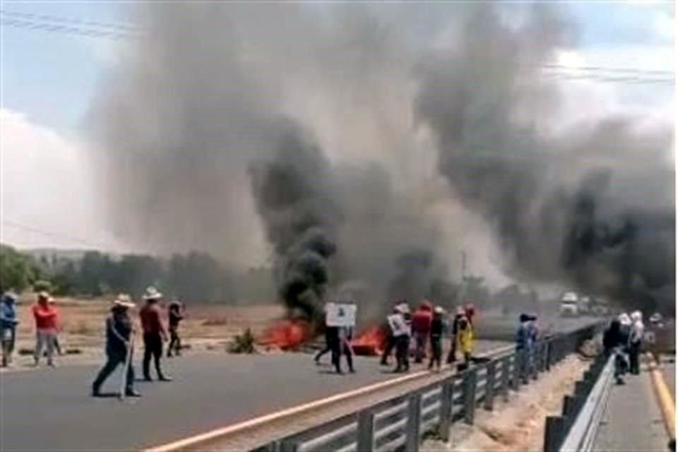 Pobladores bloquearon ambos carriles de la México-Puebla con llantas quemadas, a la altura del Municipio de Palmar de Bravo.