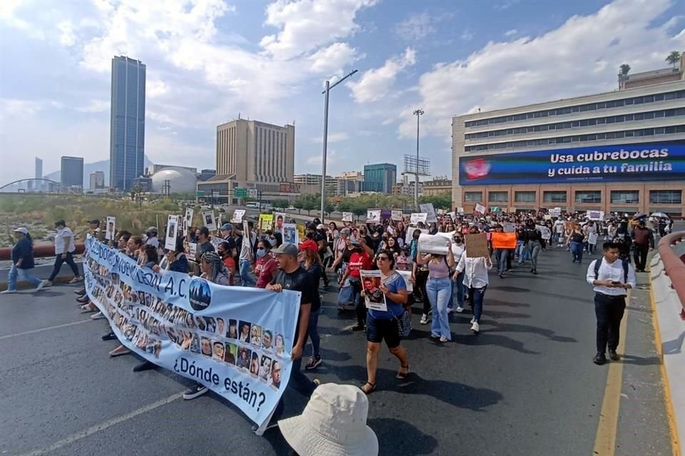 Por segundo día consecutivo, ciudadanos exigen justicia por desaparecidos en Nuevo León.