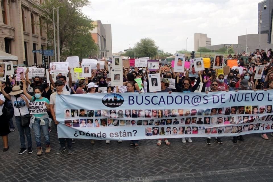 Por segundo día consecutivo, ciudadanos exigen justicia por desaparecidos en Nuevo León.