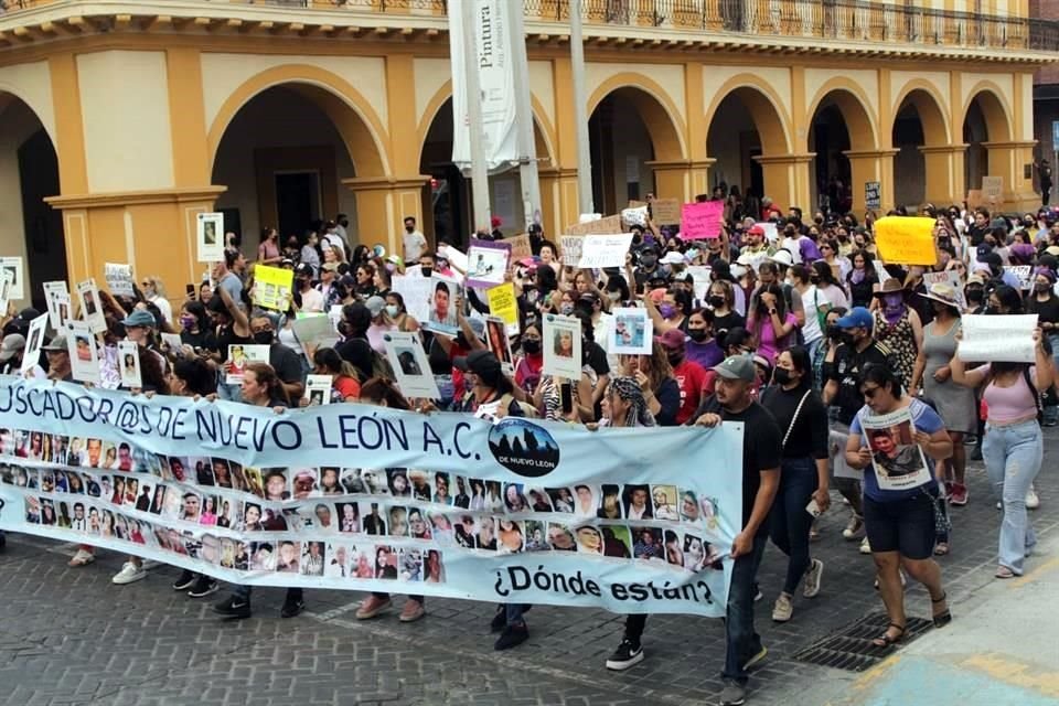 Por segundo día consecutivo, ciudadanos exigen justicia por desaparecidos en Nuevo León.