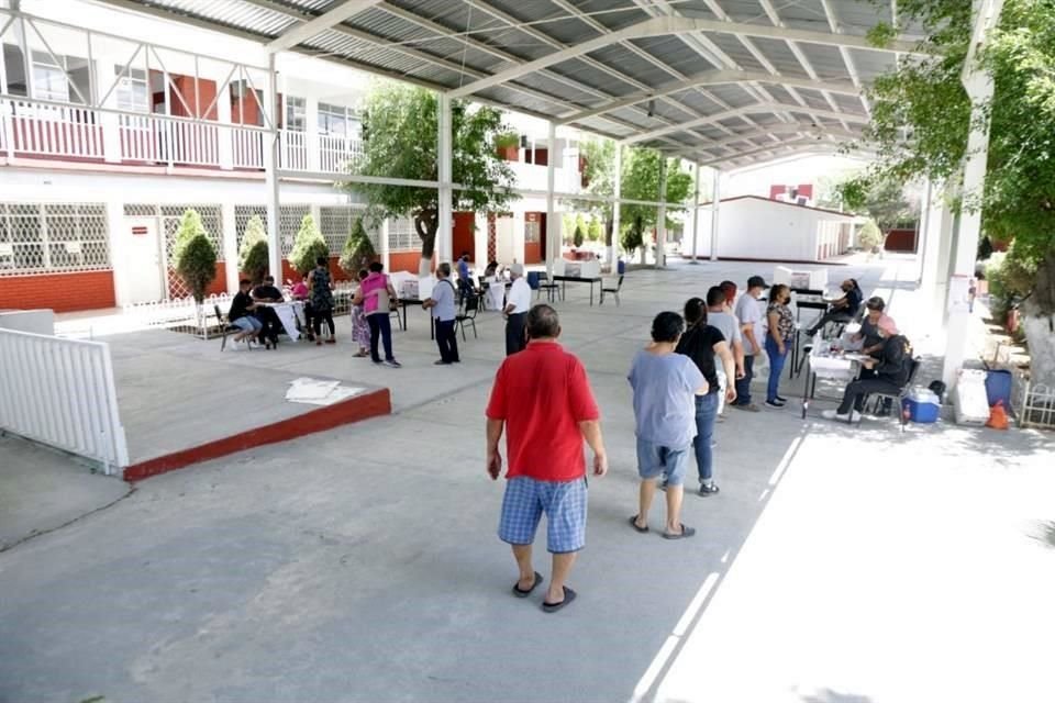 Casilla de consulta de revocación de mandato en la Escuela Secundaria Técnica 61, en la Colonia Nuevo Amanecer, en García.