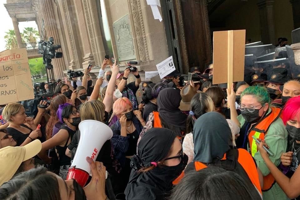 Decenas de manifestantes marcharon por el Centro por las personas desaparecidas.